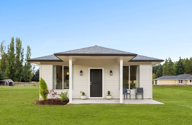 Brand new, peaceful retreat next to Lewis river boat launch & water activities