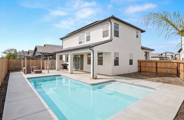 Brand New, Pool, Game Room, BBQ, 2 King Suites!