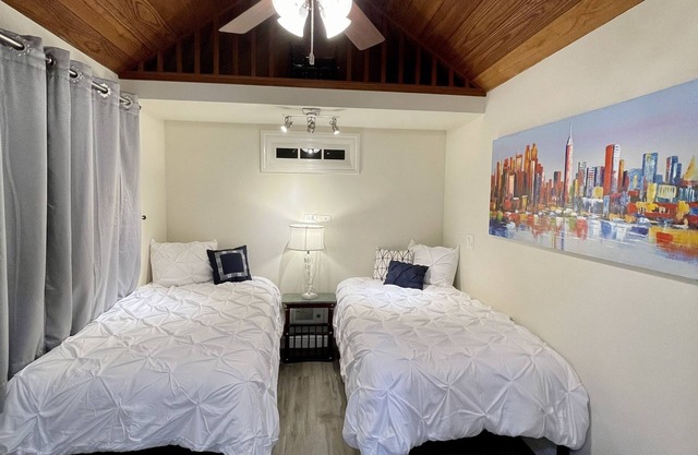 Brand New Private One Bedroom Cottage with a Wet Bar/Kitchenette