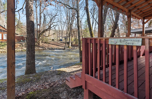 Brand New RV Creekside Retreat - Walk to the GSMNP!