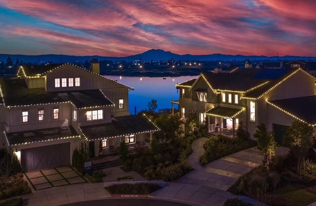 Brand new! water front 4beds/4.5 baths with loft + Crows nest in Bethel Island