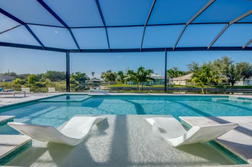 BRANDNEW Villa-PureSun at Canal intersection, heated saltwater pool and spa, facing south