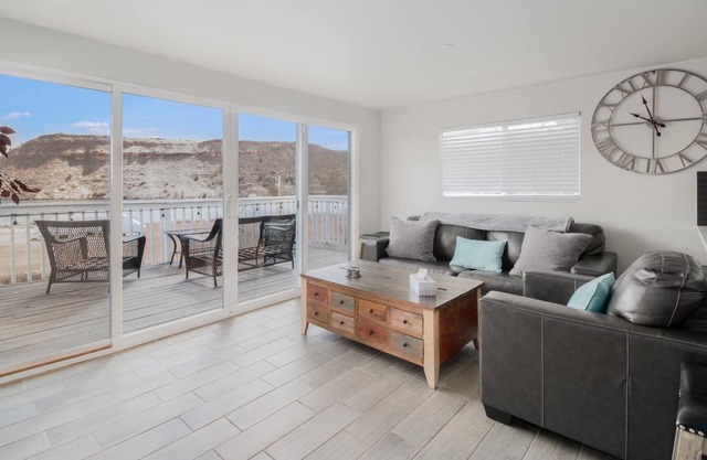 Breathtaking lakefront at Horsetooth Inlet Bay