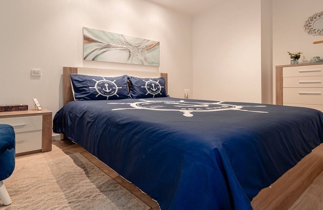 Bañado en luz natural, ofrece vistas panorámicas