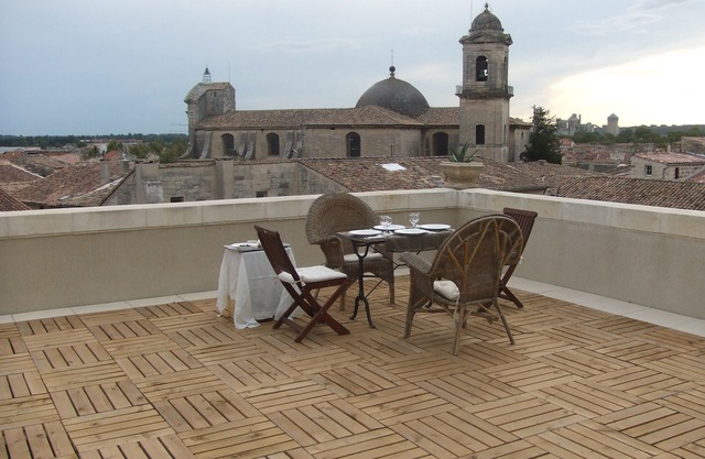 Impresionantes vistas de la terraza al pie del antiguo castillo