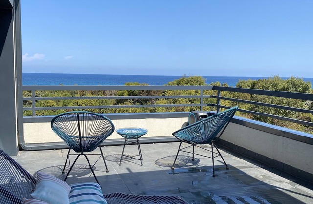 BREATHTAKING VIEW HEATED POOL, FEET IN THE WATER