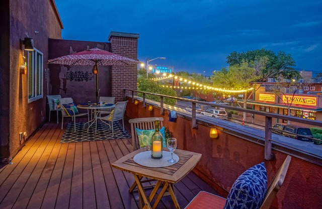 ¡Apartamento en el distrito Bricklight con gran balcón! - Camina hacia UNM, Nob Hill