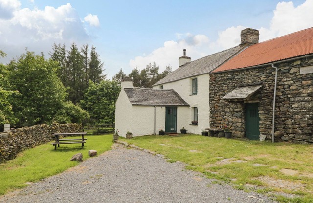 BRIGG HOUSE, pet friendly, with open fire in Broughton-In-Furness