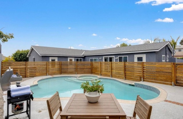 Studio 3/Min to Downtown/beaches/Freeways/Airport