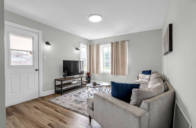 Bright 1-BR APT, Prime Location 5