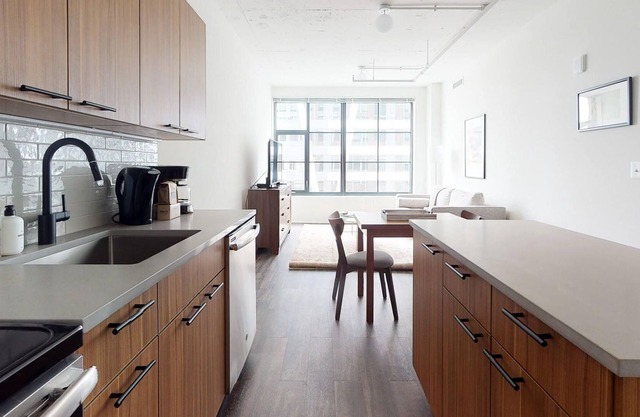 Bright 1BR Near Eisenhower Metro w/ Concierge