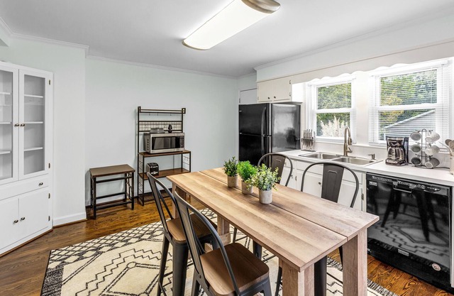 Bright 2 bd House, 1.5 mi to Elon University & Shops, Quiet Neighborhood!