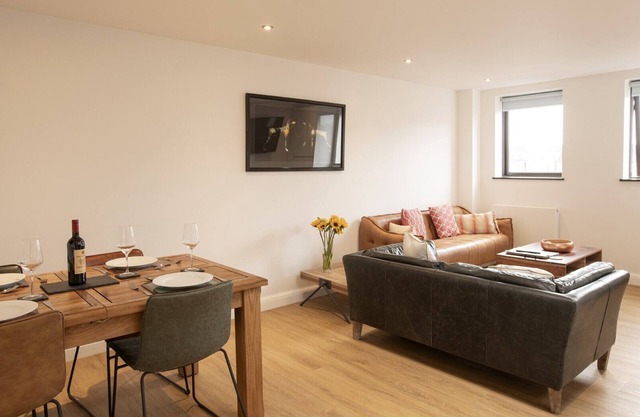 Bright 2 Bed Flat in the heart of Old Town Swindon