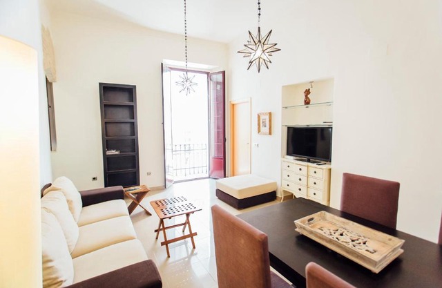 Bright and Central- 2Bd 1Bth- Malhara