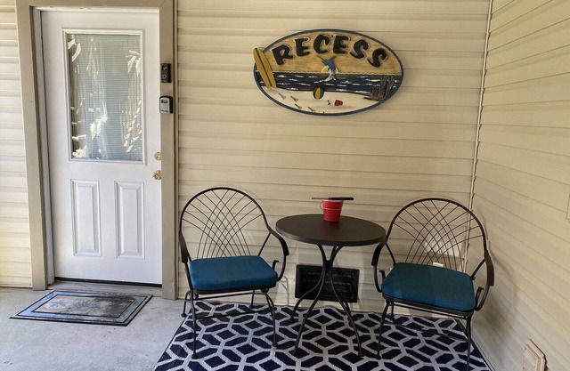 Unidad luminosa y acogedora de dos habitaciones, cerca de la playa y el sonido, ¡perfecta para dos!