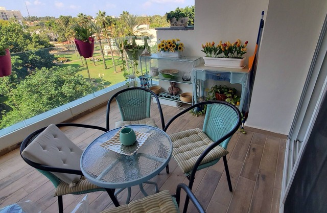 Brillante y soleado Ramat Aviv Gimel en el centro shuster cerca de la universidad TA