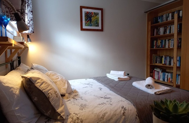 Bright apartment in Charming Newhaven, Leith