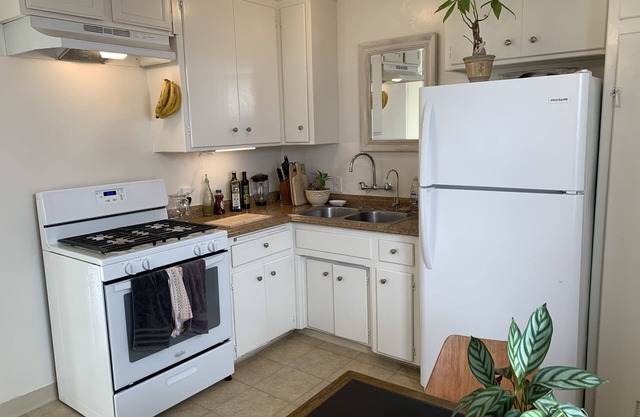 Bright Beach Apartment in Heart of Downtown MB