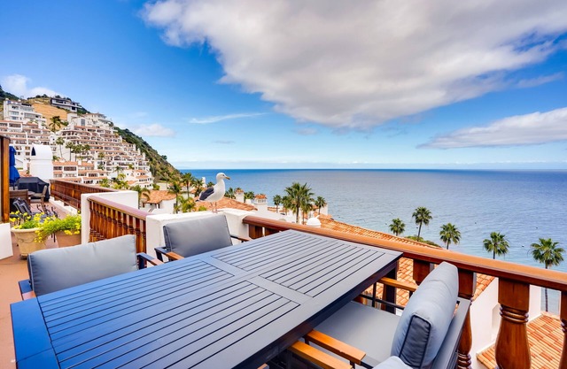 Bright Catalina Island Condo w/ Ocean Views!