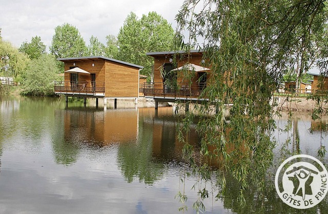 Chalet confortable en bord d'étang avec terrasse privative, proche de Saint-Étienne, animaux acceptés