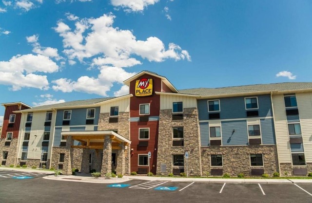 Bright, Clean Room w/ Kitchen – Ideal for Work or Getaways!