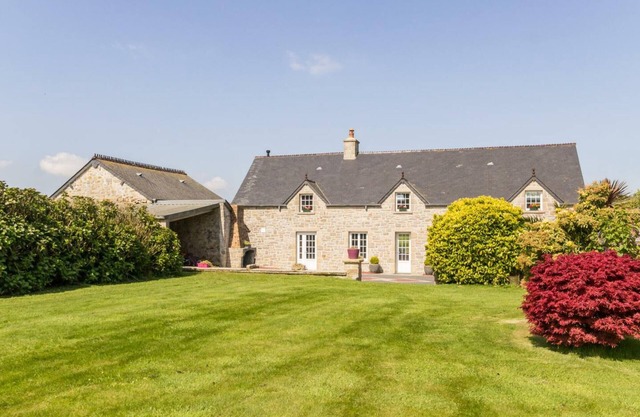 Casa rural luminosa y espaciosa con jardín, cerca del mar y Cherburgo, ideal para familias, admite mascotas