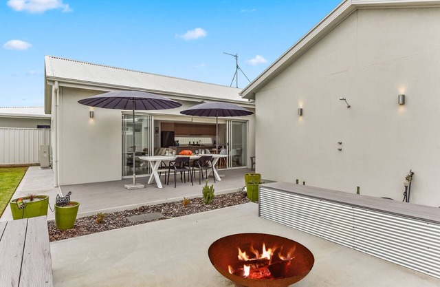 Bright & Easy- Pet Friendly Outside 7 Cobb n Co Way Robe