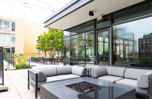 Bright Evanston 1BR w/ Pool & Gym, walk to Northwestern, by Blueground