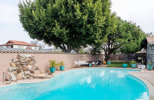 Casa de huéspedes privada grande y luminosa de 2 dormitorios con piscina
