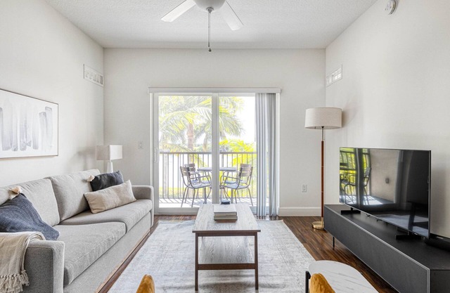 Bright Miramar 2BR w/ Gym, Pool & W/D, nr WF, by Blueground