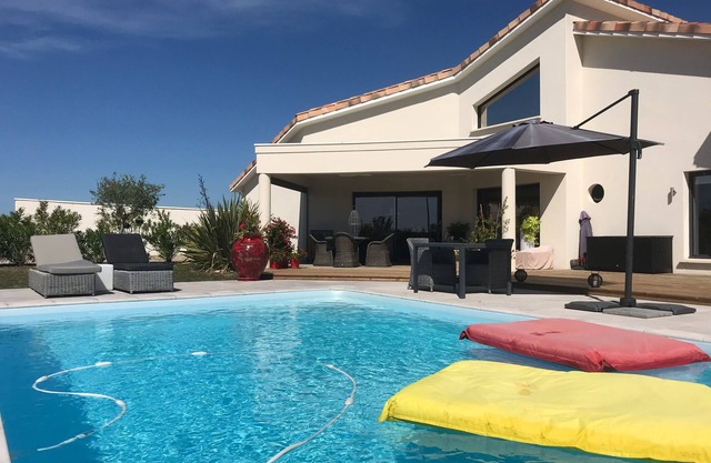 CASA MODERNA Y BRILLANTE, 130M2, PISCINA PRIVADA, TRANQUILA