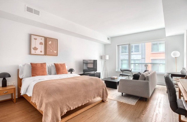 Bright Mount Vernon Studio w/ Pool, W/D & Gym, near Metro, by Blueground