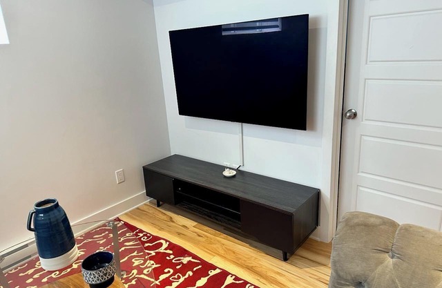 Bright room for rent in a 5 and a half