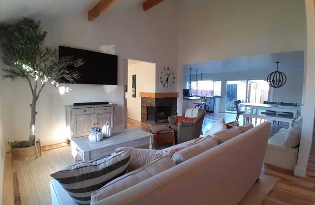 Bright & Stylish Home Stay Minutes from Wineries