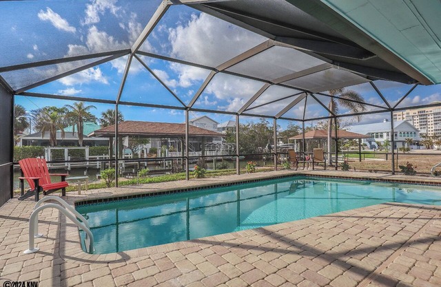 BRING KIDS, THE DOG & THE BOAT! WATERFRONT VACATION HOME! WALK TO BEACH!