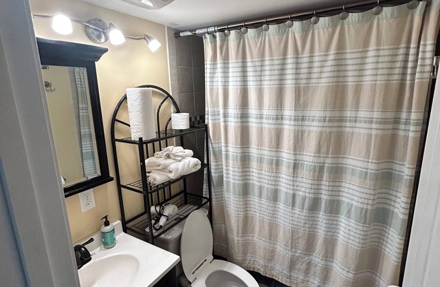 Bring the Entire family to Cozy a 2-bedroom Basement in marvelous Washington D.C