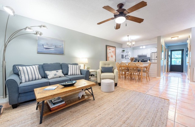 Bring the pets! Central to beach, 5 star dining, music, +++. 3 beds, bikes incl!