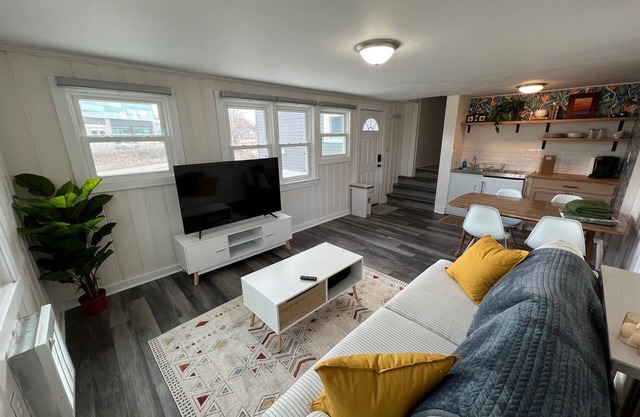 Broad Ripple Cottage-Cozy Riverfront 2 Bedroom - Minutes on foot to main strip!