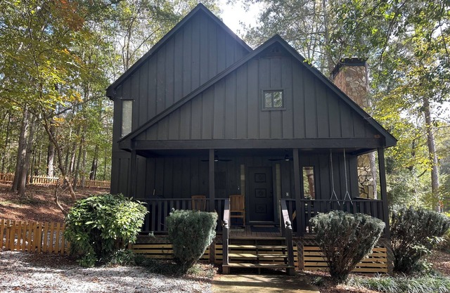 Brockton Bungalow- Charming Cabin Just Outside of Athens!