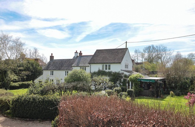BROOK COTTAGE, family friendly, with open fire in Sturminster Newton