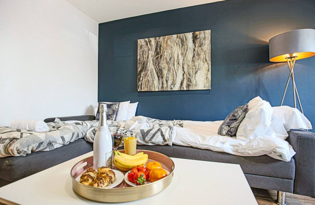 Brookland House with Free Parking, Smart TV and Garden by Yoko Property