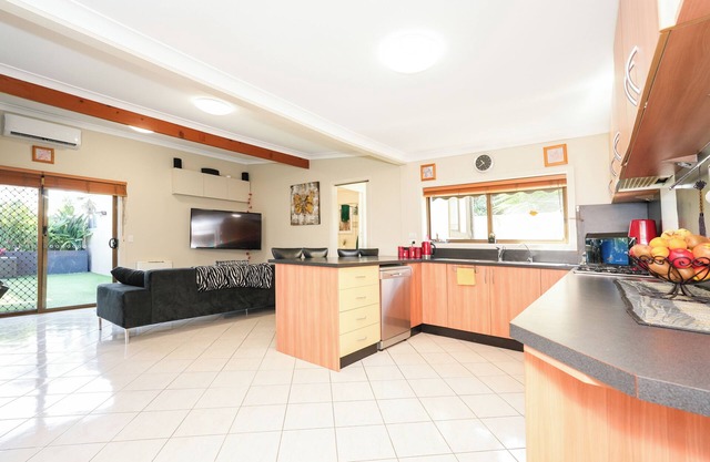 BRUNSWICK, Melbourne-Cosy room in a great location. Shared Bathroom/living areas