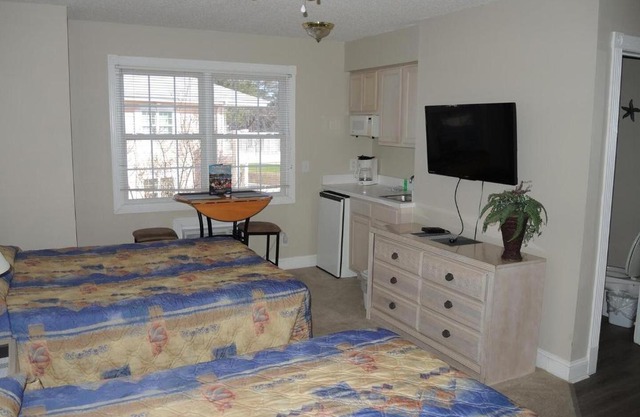 Brunswick Plantation Studio Home 407L with Onsite Golf Course and Pools studio