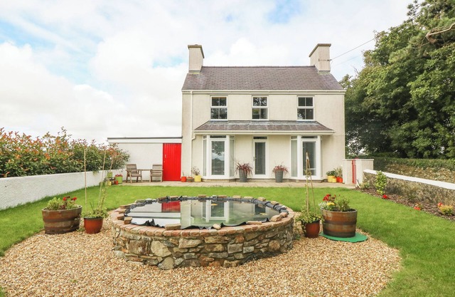 BRYN TIRION, family friendly, character holiday cottage in Llangefni