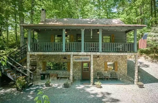 Buckner’s Getaway! Close to town, lake and river!