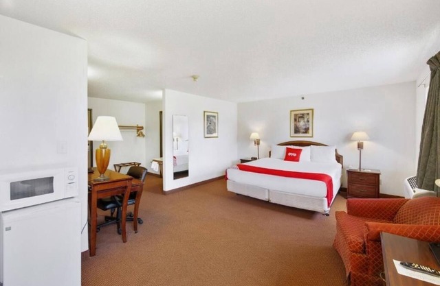 Budget Room Near Lake Michigan, Hiking Trails & Lighthouse Place Outlet Shopping