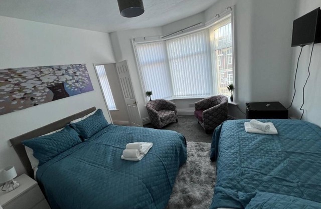 Budget Twin Family Room 5mins walk to the Beach