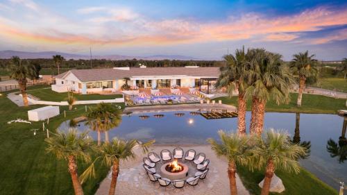 Buena Vista by AvantStay Massive Outdoor Oasis w Pool Spa Firepit
