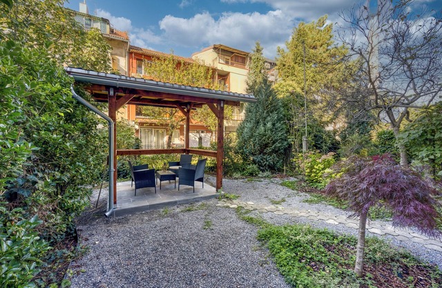 Bumblebee Appartment with Garden