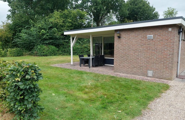 Bungalow 091 stands in a quiet spot on the Holiday Park the Kremmer. The bungalow is very suitable for those seeking peace and quiet.